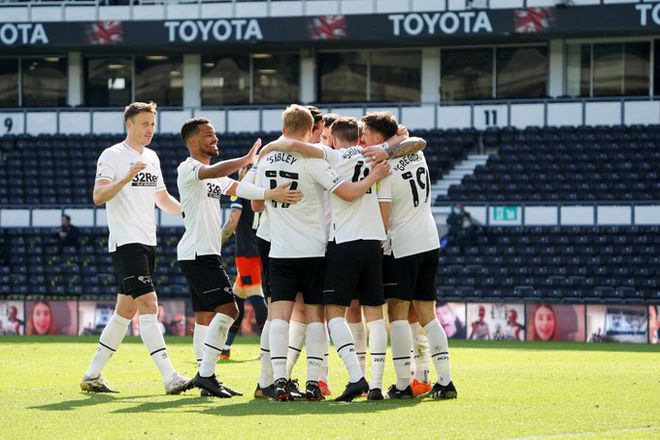 2-0 鲁尼取8轮首胜!终于笑了:早说了不能丢这3分 组图五