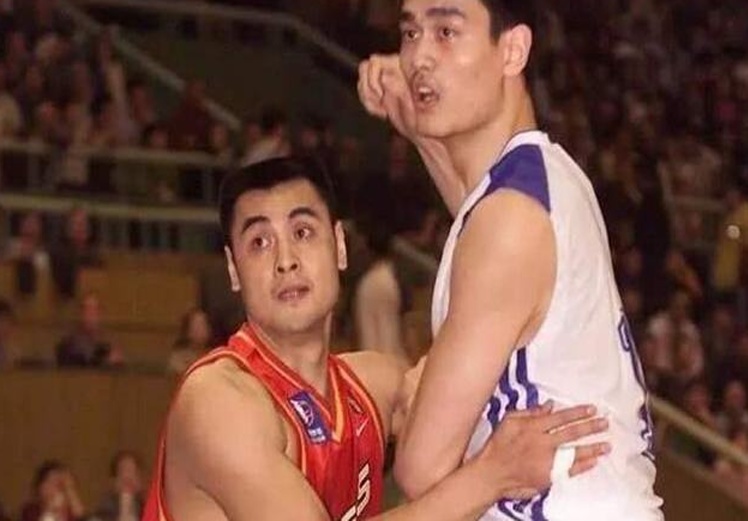 为打这场比赛，王治郅从NBA'旷工'！输球后，姚明砸球怒不可遏，队友失声痛哭相关图九