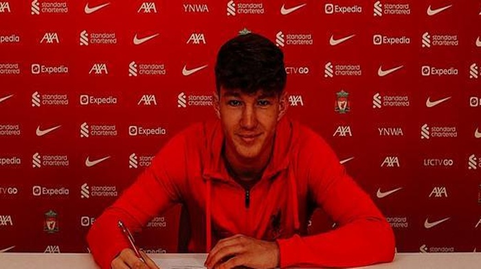 利物浦官宣与17岁前锋库马斯签职业合同，他的父亲是前威尔士国脚