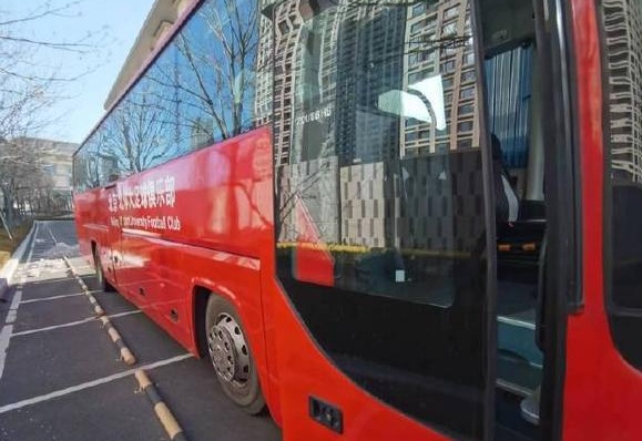 一地鸡毛！博主：北体大拖欠大连赛区费用 大巴停在赛区无人问津