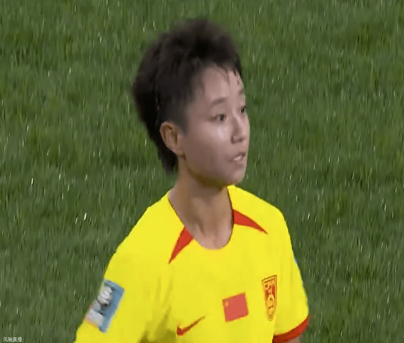 客场变主场！中国女足摁着丹麦揍，女梅西张琳艳1打6，对手拉人太脏相关图四