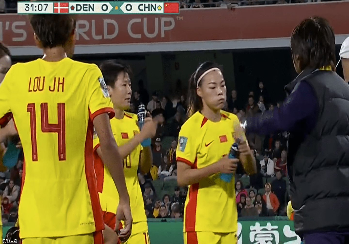 客场变主场！中国女足摁着丹麦揍，女梅西张琳艳1打6，对手拉人太脏相关图二
