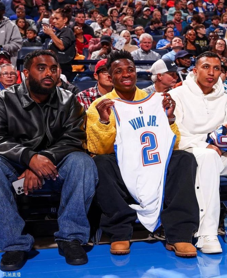 维尼修斯、卡马文加的圣诞假期：打卡NBA赛场&潮男洛杉矶扫街相关图二