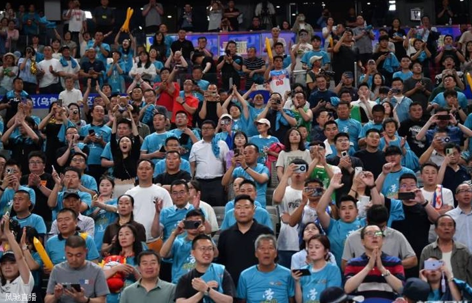 点赞！上万新疆球迷为辽宁队鼓掌 这是体育精神的最好体现相关图二
