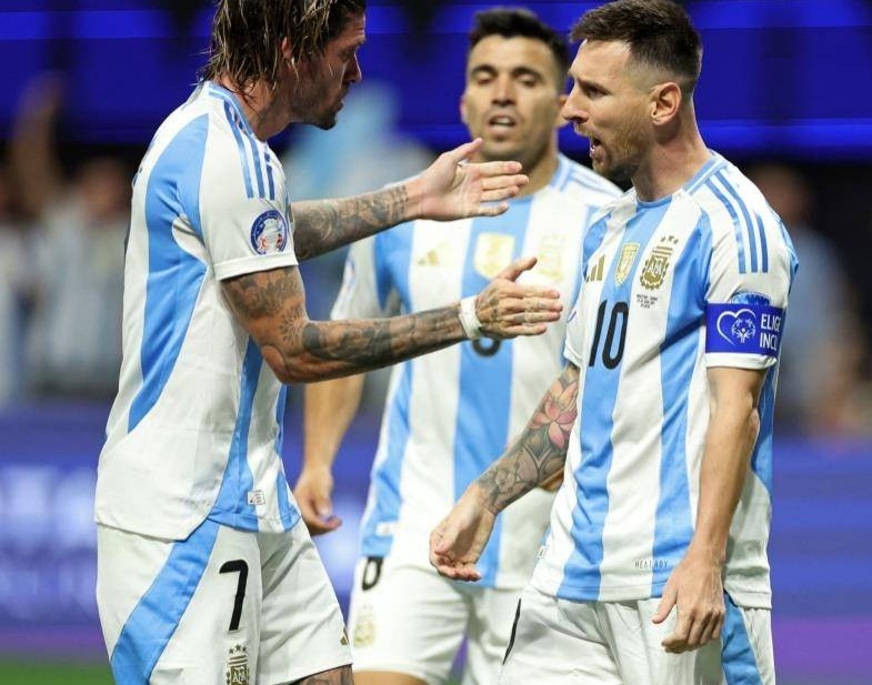 2-0，阿根廷队开门红！梅西又天秀：1脚穿透4人防守，进球不庆祝