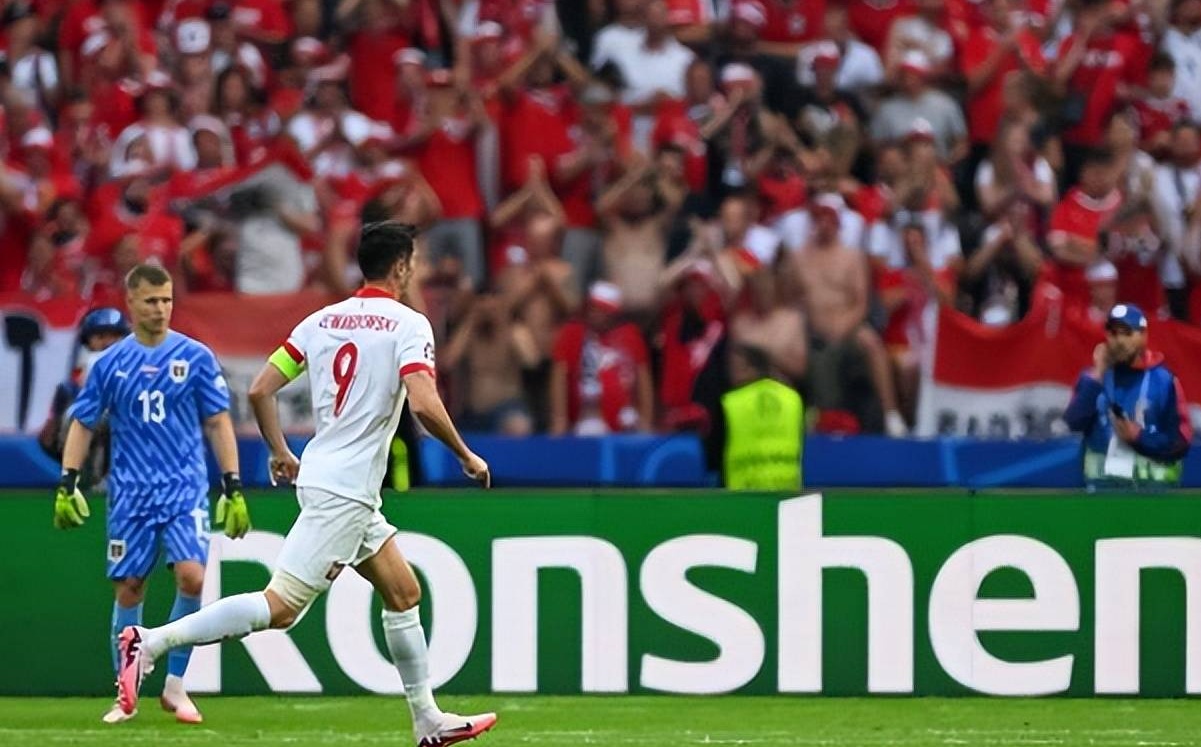 波兰队欧洲杯提前被淘汰，莱万为此首次公开发声，引发球迷热议相关图二