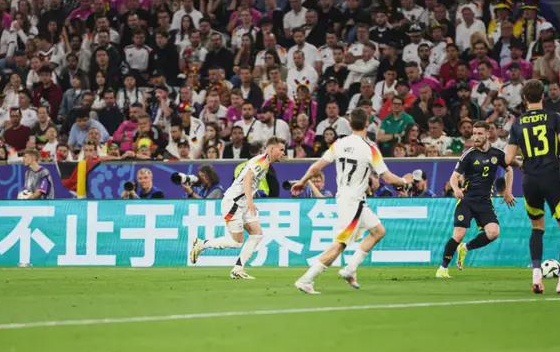 欧洲杯转播画面出bug，网友调侃：中国特供广告相关图二