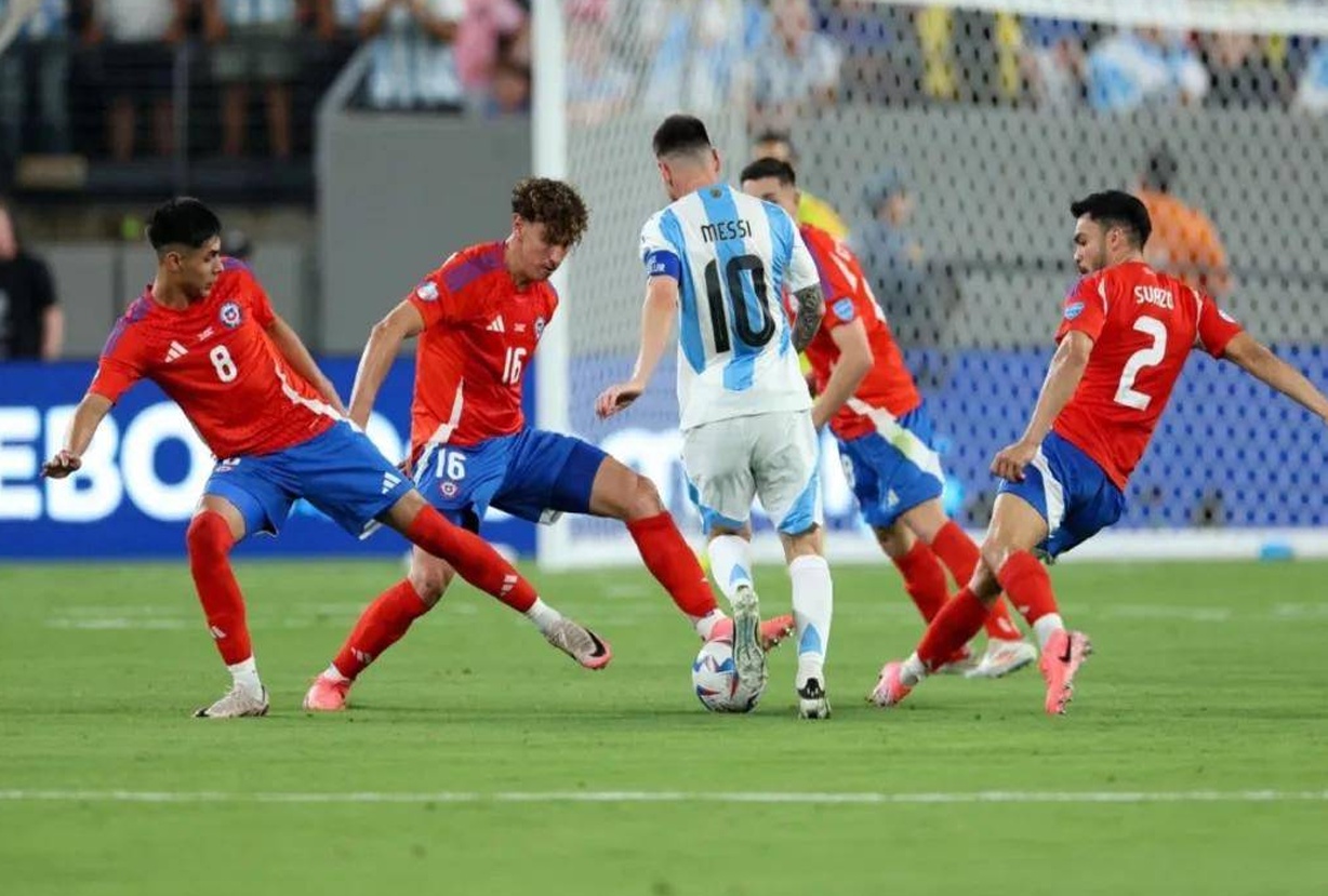 劳塔罗在美洲杯第二轮连续进球，帮助阿根廷1-0击败智利晋级小组赛相关图二