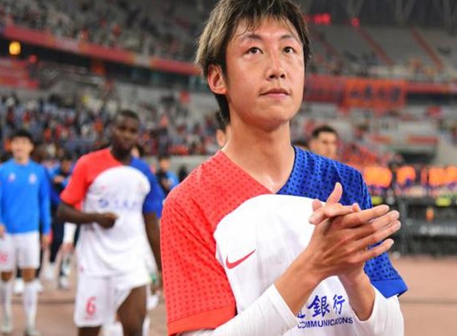 足球新闻谈申花：徐浩阳作为左后卫比较成功，贡献1次助攻和4次关键传球