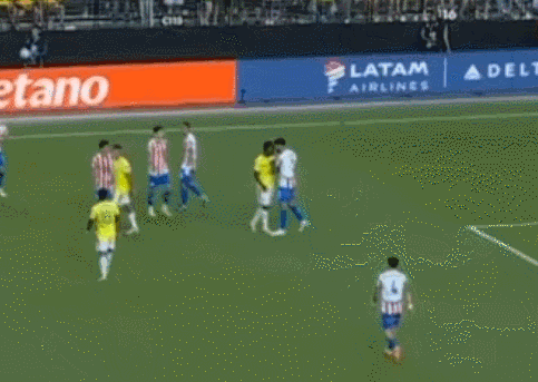 热的！美洲杯交锋：两支球队陷入混乱，巴拉圭球员对维尼修斯扳平比分感到愤怒相关图六