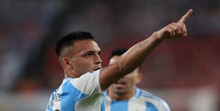 2-0！在梅西缺席的情况下，劳塔罗以两粒进球成为最佳射手，阿根廷队获胜并晋级八强