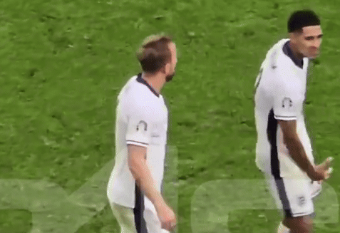 英格兰队进球者贝林汉姆因这一猥亵手势而受到批评，并在赛后发表了解释相关图二