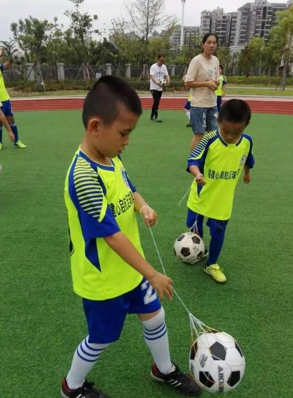 他们花了三年时间才学会踢足球，但现在这些自闭症孩子赢得了冠军相关图八