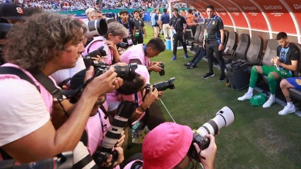 大上新闻|| 梅西太受欢迎了，即使他坐在替补席上，也有很多记者争先恐后地给他拍照相关图四