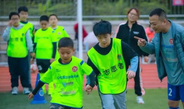 他们花了三年时间才学会踢足球，但现在这些自闭症孩子赢得了冠军相关图十