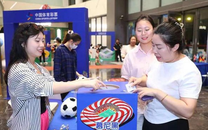 杨浦十大体育场“空降”、“乐晓松”与市民一起参与足球盛宴相关图二
