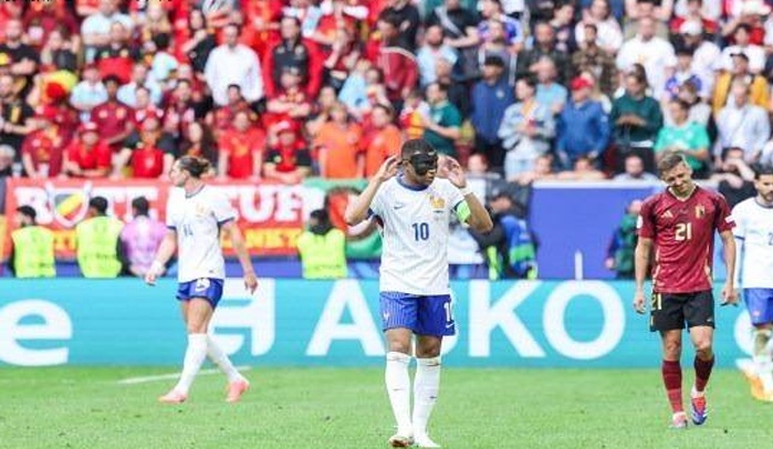 法国队克服危机，在姆巴佩与儿时偶像克里斯蒂亚诺·罗纳尔多的四场比赛中，以3个进球和2个乌龙球的成绩晋级八强