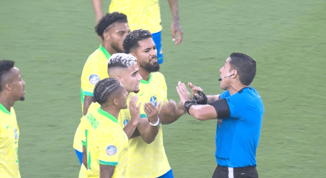 巴西又遭黑客攻击！教练上场宣誓，全队围住裁判，梅西赢得决赛第一回合