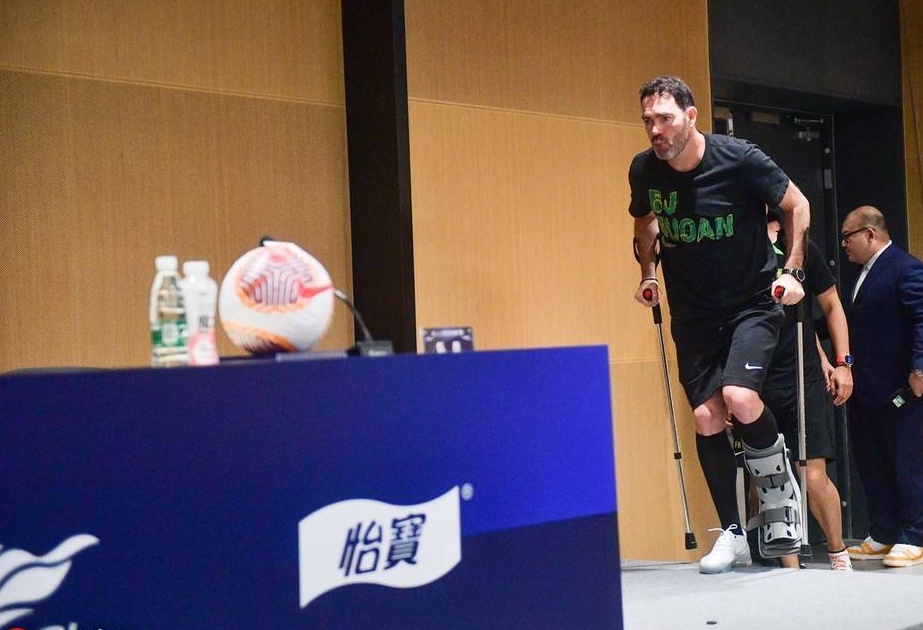 主教练郭安拄着拐杖出席新闻发布会，并笑着表示骨折不会影响他指挥比赛的能力（图）相关图三