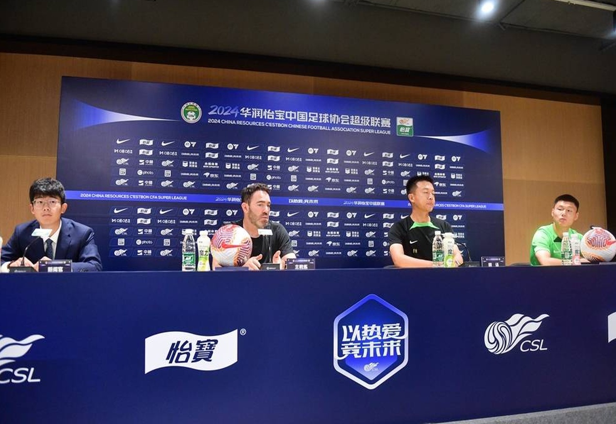 主教练郭安拄着拐杖出席新闻发布会，并笑着表示骨折不会影响他指挥比赛的能力（图）相关图二