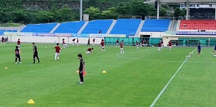 濒临爆发！中国U15国青与韩国的比赛即将开始！中国的年轻足球运动员受到很多人的支持相关图二