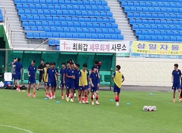 濒临爆发！中国U15国青与韩国的比赛即将开始！中国的年轻足球运动员受到很多人的支持相关图四