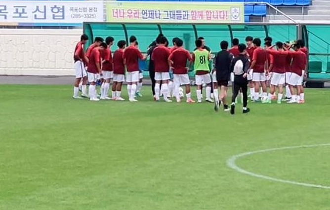 濒临爆发！中国U15国青与韩国的比赛即将开始！中国的年轻足球运动员受到很多人的支持