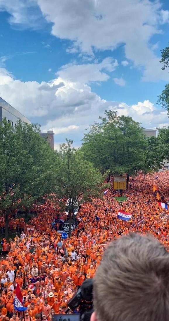 我们来做个记录吧！超过10万名荷兰球迷抵达多特蒙德，将场地变成了一片橙色的海洋