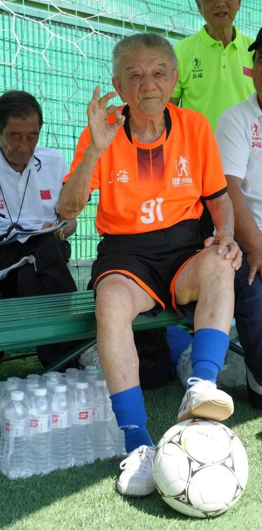 上海叔叔有自己的“老乔”！一位94 岁的老人想踢步行足球直到120 岁相关图二