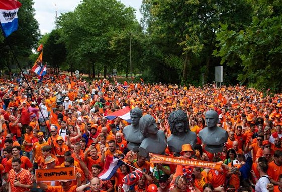我们来做个记录吧！超过10万名荷兰球迷抵达多特蒙德，将场地变成了一片橙色的海洋相关图二