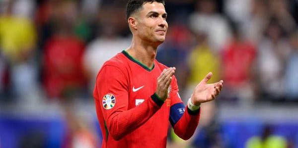 葡萄牙国家队25人名单公布！克里斯蒂亚诺·罗纳尔多(Cristiano  Ronaldo) 带领这位17 岁的神童做出了他的第一次选择相关图二