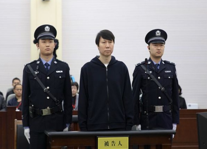 李铁翻供，拒绝死刑，鉴于涉案金额巨大，他希望能够从轻处罚，以表彰他的功绩