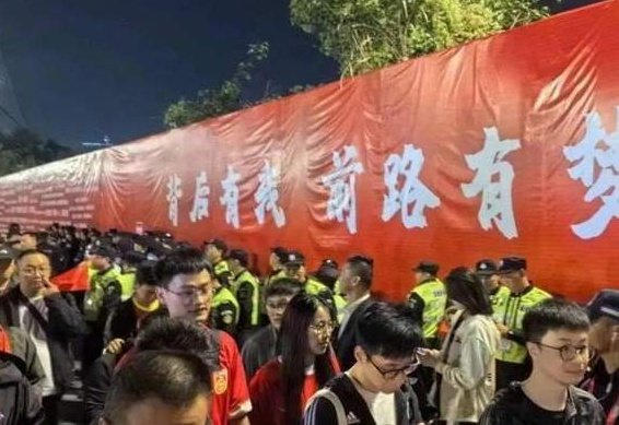 输球仍获支持！球迷深夜迎接国足回家：国足上下感到有些意外！