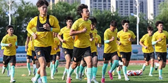 国字号男足暂时止住连败颓势 U19国足热身赛客场战平沙特