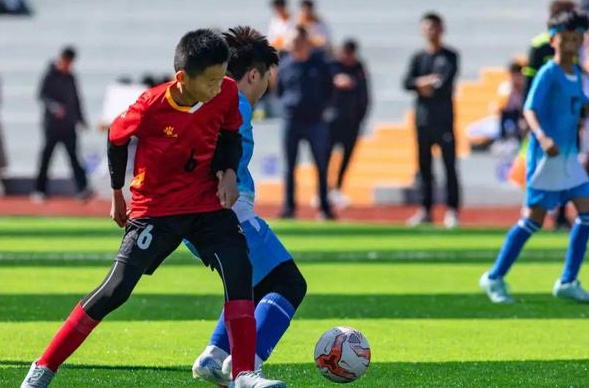 足球少年逐梦赛场，东港区首届“菁英杯”中小学生足球比赛开赛相关图三