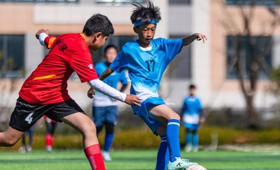 足球少年逐梦赛场，东港区首届“菁英杯”中小学生足球比赛开赛相关图二