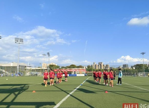 王霜的学妹再现“铿锵玫瑰”，吴家山中学女足六夺省市双冠相关图三