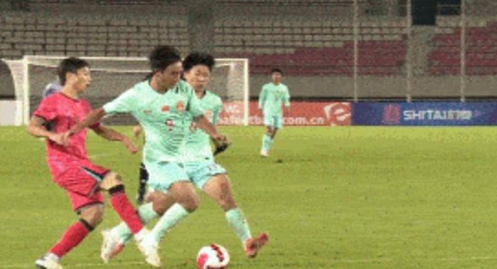 U16国足震撼18秒：60米生吃对手，4人“疯狗”反抢，8块腹肌抢眼相关图五