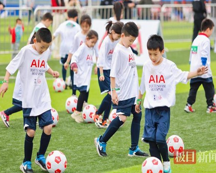 700位小球员踊跃参与！“追风少年星-2024友邦保险青少年足球训练营”湖北站圆满落幕相关图七