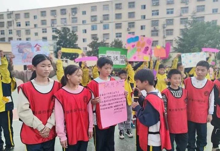 挥汗绿茵场 追逐足球梦——潢川县行知小学第二届“校长杯”校园足球赛圆满闭幕相关图六