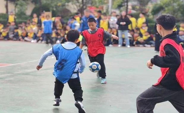 挥汗绿茵场 追逐足球梦——潢川县行知小学第二届“校长杯”校园足球赛圆满闭幕相关图三