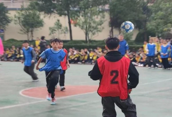 挥汗绿茵场 追逐足球梦——潢川县行知小学第二届“校长杯”校园足球赛圆满闭幕相关图四