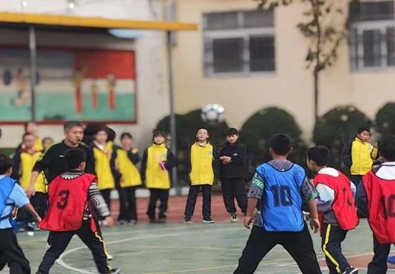 挥汗绿茵场 追逐足球梦——潢川县行知小学第二届“校长杯”校园足球赛圆满闭幕相关图七