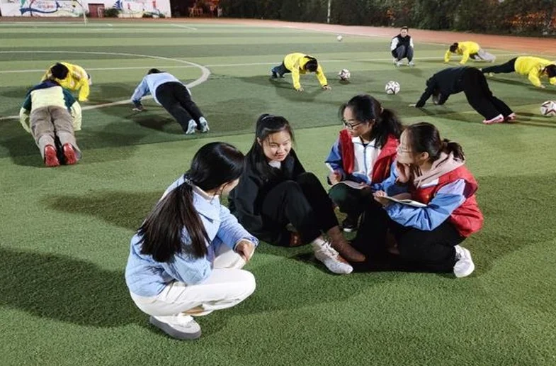 风雨彩虹 铿锵玫瑰——安徽青年报学生记者采访体验女子足球队夜训相关图二