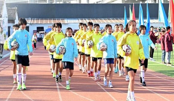 风雨彩虹 铿锵玫瑰——安徽青年报学生记者采访体验女子足球队夜训相关图四