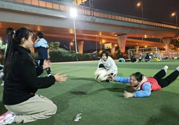 风雨彩虹 铿锵玫瑰——安徽青年报学生记者采访体验女子足球队夜训