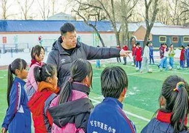 追风女孩儿的足球梦相关图四