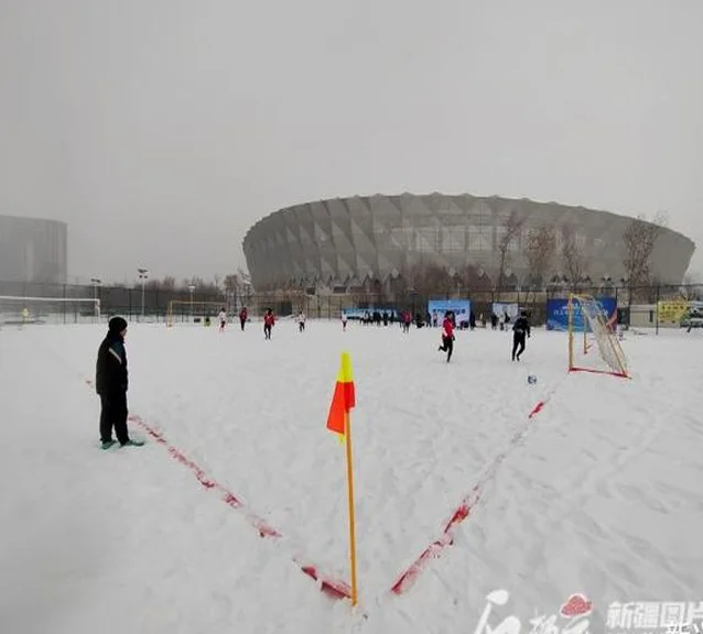 新疆雪地足球热起来