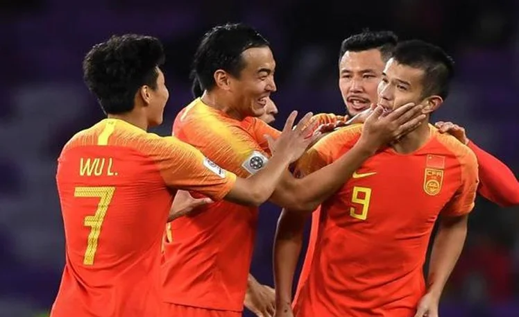 国足与袋鼠比赛没开踢，FIFA就准备好两份大礼，保送球队进世界杯