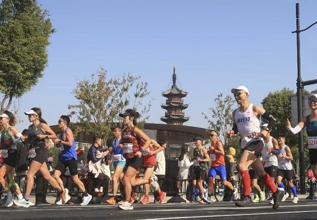 体坛联播｜皇马取胜暂时领跑西甲，米兰双雄会师意超杯决赛相关图五